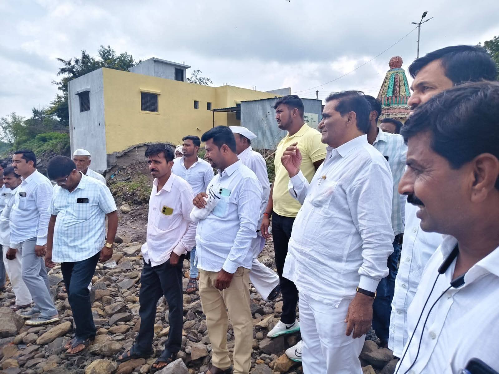 शेतकऱ्यांना दिवाळीपूर्वी सरकारने सरसकट मदत द्यावी