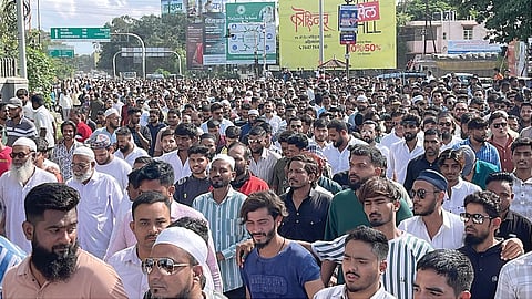 अहिल्यानगरमध्ये धार्मिक तणाव : रांगोळीवरून वाद, रास्तारोकोनंतर पोलिसांचा लाठीचार्ज