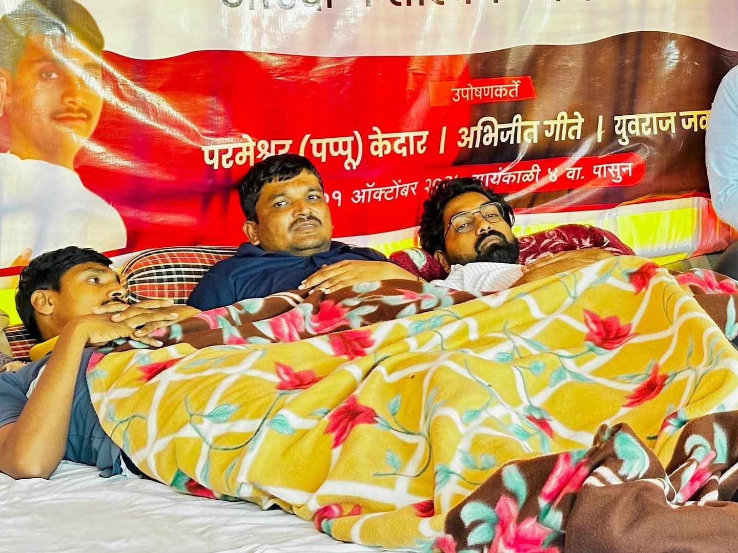 वंजारी समाजाच्या ११ दिवसांच्या आमरण उपोषणाचा विजयाने समारोप झाला आहे. जिल्हाधिकारी व पालकमंत्र्यांच्या आश्वासनानंतर उपोषण स्थगित करण्यात आले असून, समाजाने हा संघर्ष नव्या आशेच्या दिशेने सुरू राहील असे जाहीर केले आहे.