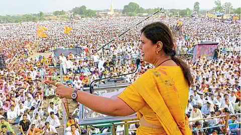 दसरा मेळावा 2025 : नवरात्री, शायरी आणि जातीपातीचे राक्षस संपवण्याचं आवाहन – पंकजा मुंडेंचं आक्रमक भाषण