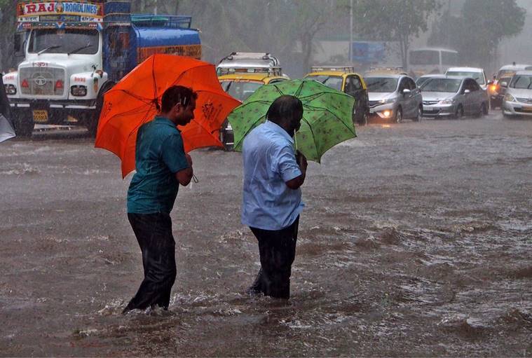 राज्यात परतीच्या पावसाचा जोर – दिवाळीत व्यापाऱ्यांना मोठा फटका!