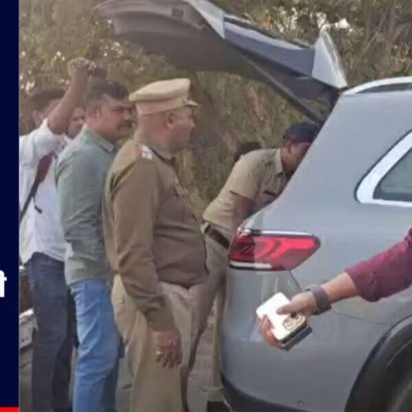 सत्ताधाऱ्यांच्या अवजड बॅगांची तपासणी नाही, पण आमच्या रिकाम्या…