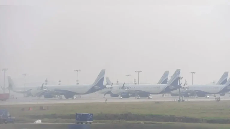 दिल्लीमध्ये घनदाट धुके ; अनेक उड्डाणे रद्द, विमान सेवांवर मोठा परिणाम