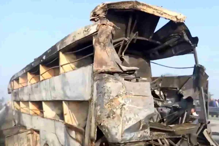 दिल्ली–आग्रा एक्सप्रेसवेवर भीषण अपघात ; बस व वाहनांना आग, किमान 4 जणांचा मृत्यू