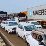 ट्रॅफिक टाळण्यासाठी फूटपाथचा वापर? एका धाडसी महिलेने दुचाकीस्वाराला शिकवला धडा!