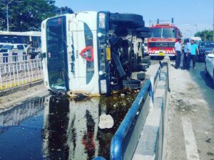 अमृत अंजन पूल धोकादायक वळणावर प्रोपलीन टँकरचा अपघात:&hellip;