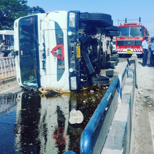 अमृत अंजन पूल धोकादायक वळणावर प्रोपलीन टँकरचा अपघात:&hellip;