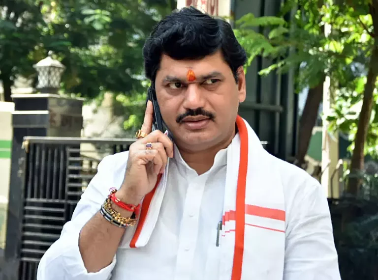 विधानसभेत शिस्तीचा मुद्दा ऐरणीवर: धनंजय मुंडेंच्या हस्तक्षेपानंतर राहुल…