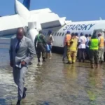 वैमानिकाने दाखवले असीम धैर्य: गर्दी टाळण्यासाठी हेलिकॉप्टर समुद्रात उतरवले, शेकडो जीव वाचवले!