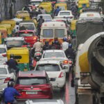 ग्रेड सेपरेटरखाली वाहन अडकले: शहरात वाहतूक कोंडीचा भीषण अनुभव आणि त्यावरील उपाय