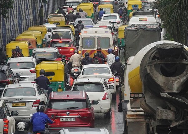 ग्रेड सेपरेटरखाली वाहन अडकले: शहरात वाहतूक कोंडीचा भीषण&hellip;