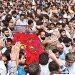 अश्रुपूर्ण नयनांनी दिला अखेरचा निरोप: हजारो लोकांच्या अंत्ययात्रेत जनसमुदाय लोटला