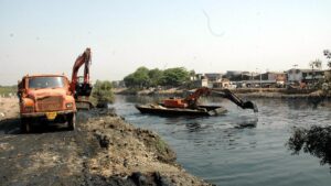 पालिकेच्या तिजोरीला घरघर आणि मिठी नदीतील घोटाळा: प्रशासनावर&hellip;