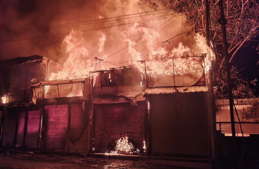 भयंकर अग्नितांडव: सौंदर्यप्रसाधनांच्या दुकानातून भडकलेली आग, इमारतीला वेढले!