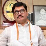 मुंडेंच्या या विधानाने महाराष्ट्राच्या राजकीय वर्तुळात आता ‘ते’ बडे नेते कोण? या चर्चेला उधाण आले असून राजकीय वातावरण चांगलेच तापले आहे.