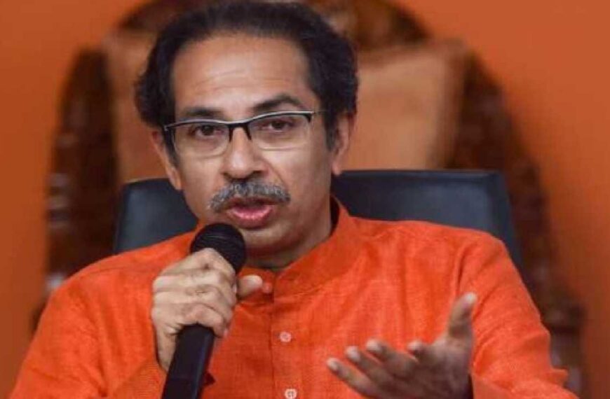 उद्धव ठाकरेंची खासदारांसोबत तातडीची बैठक: नाराजी नाट्य आणि भविष्यातील रणनीतीची चर्चा