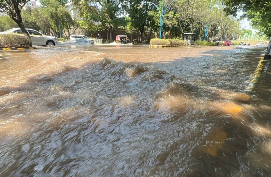पुण्याजवळील मगरपट्टा सिटीजवळ कॅनॉलची भिंत फुटली: मुख्य रस्ता पाण्याखाली, जनजीवन विस्कळीत!