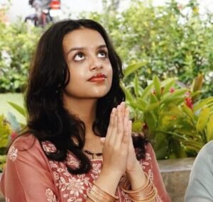 Divija Fadanvis Video: देवाकडे या मोह-मायेच्या गोष्टी मागू&hellip;